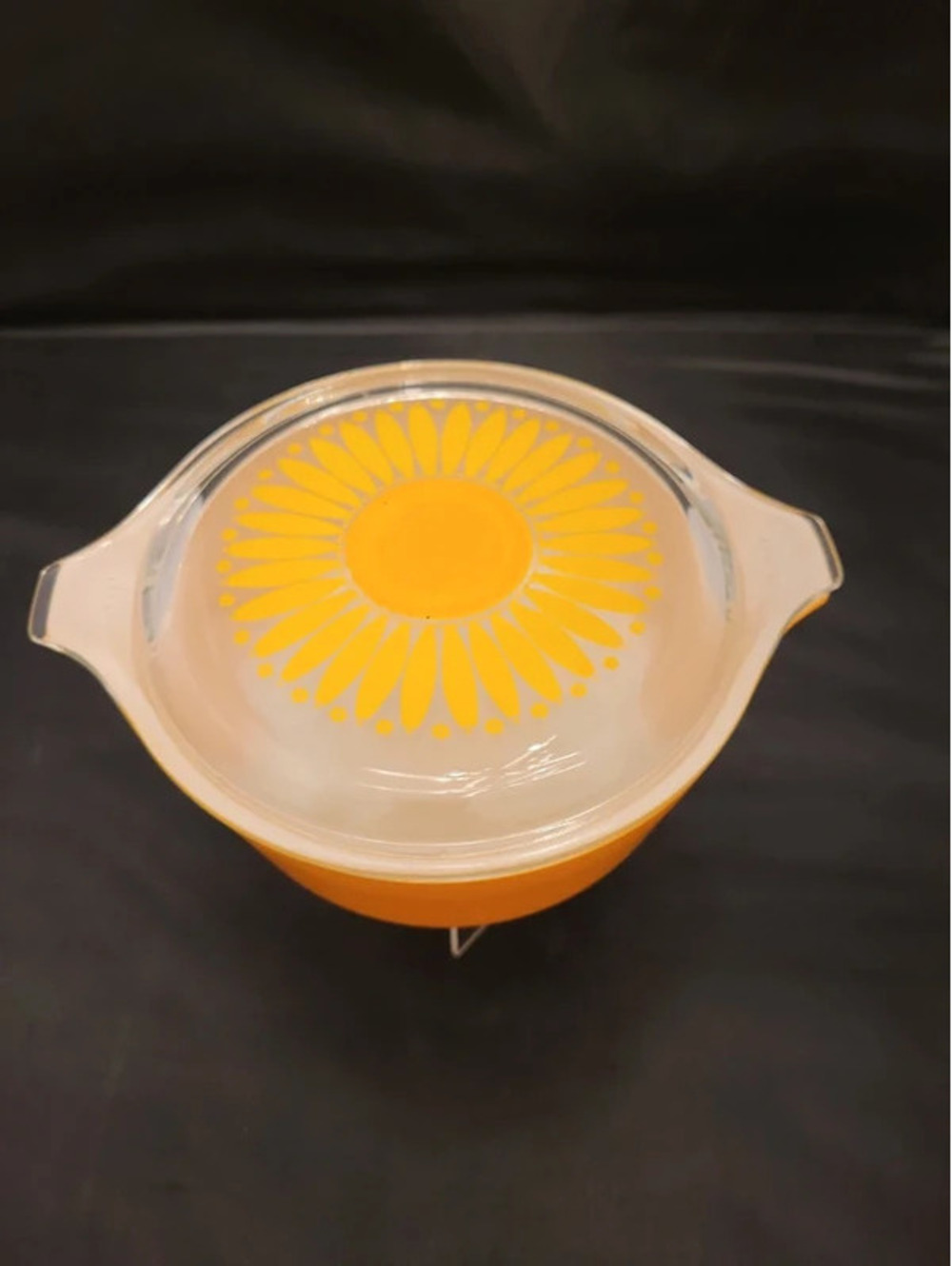 PYREX #472 Sunflower Lidded dish